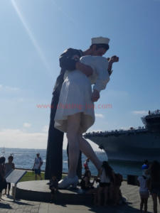 I Did Not Find Joy In San Diego kissing statue